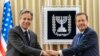Menteri Luar Negeri AS Antony Blinken (kiri) dan Presiden Israel Isaac Herzog berpose dalam pertemuan yang berlangsung di Jerusalem, pada 27 Maret 2022. (Foto: AP/Jacquelyn Martin) 