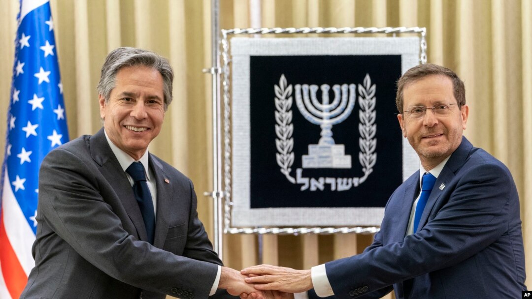 Menteri Luar Negeri AS Antony Blinken (kiri) dan Presiden Israel Isaac Herzog berpose dalam pertemuan yang berlangsung di Jerusalem, pada 27 Maret 2022. (Foto: AP/Jacquelyn Martin) 