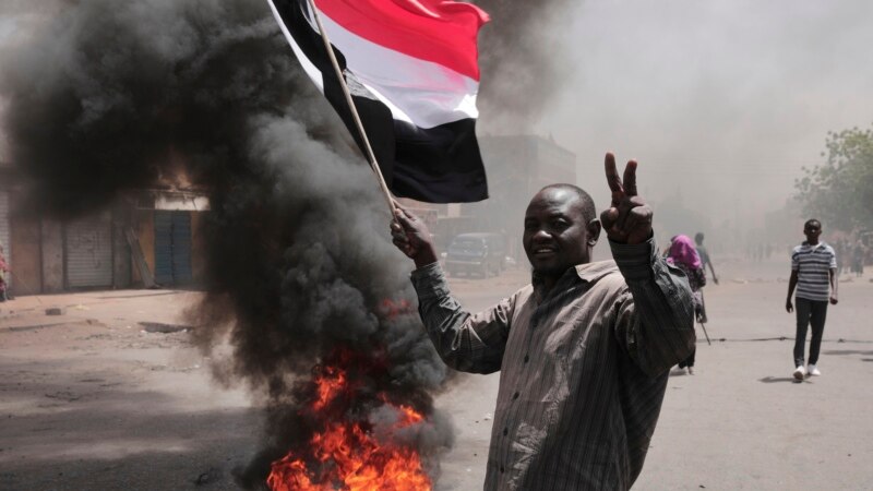 Le général Burhane, au pouvoir au Soudan, en visite au Caire