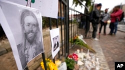 Gambar drummer Foo Fighters Taylor Hawkins di luar hotel tempat Hawkins ditemukan tewas, di Bogota utara, Kolombia, 26 Maret 2022. (Foto: AP)