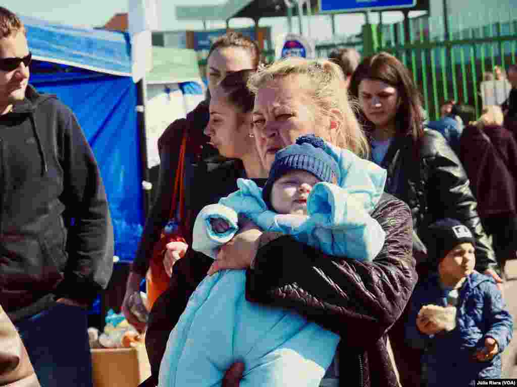 Familia ucraniana llega a Medyka. Según la Agencia de la ONU para los Refugiados, ACNUR, hasta el momento hay más de 4 millones de refugiados que han escapado de la guerra en el país eslavo.