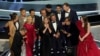 Ekipa filma "CODA", koji je proglašen za najbolje igrano ostvarenje na 94. dodeli Oskara, 27. marta u "Dolbi teatru" u Holivudu (Foto: AP/Chris Pizzello)