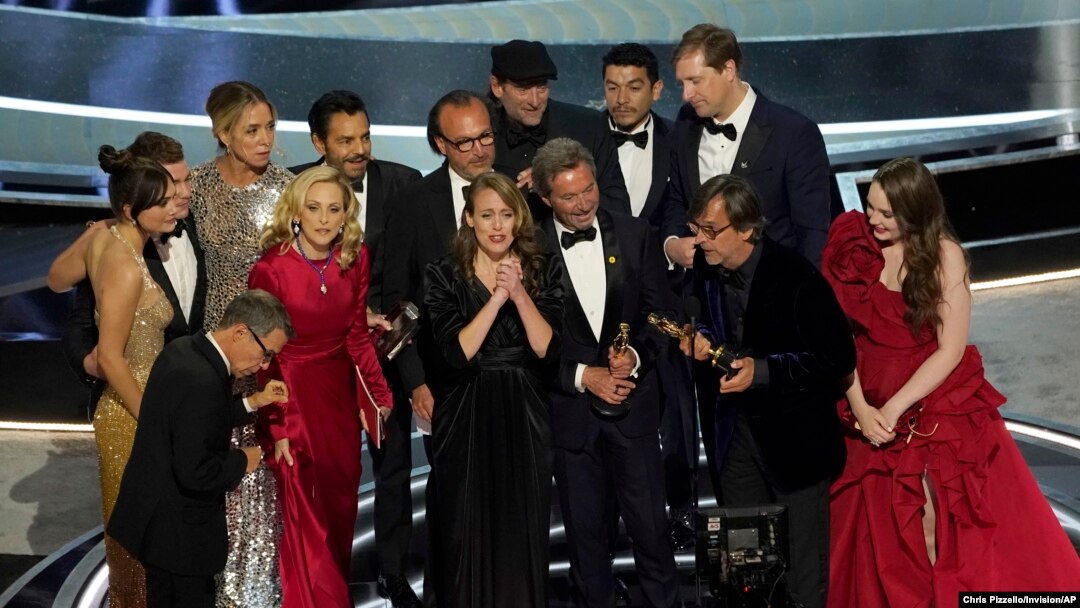 Ekipa filma "CODA", koji je proglašen za najbolje igrano ostvarenje na 94. dodeli Oskara, 27. marta u "Dolbi teatru" u Holivudu (Foto: AP/Chris Pizzello)