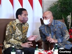 Presiden Jokowi bersama Menteri Koperasi dan UMKM Teten Masduki. (Biro Setpres RI)