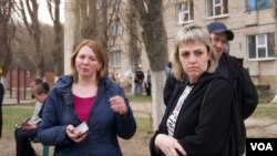 Irina (left) and her friend Svitlana worry about their kids. Irina’s four-year old son appears withdrawn and is stuttering; Svitlana’s nine-year-old daughter seems stressed and she says “she wants to go back home.” (Jamie Dettmer/VOA)