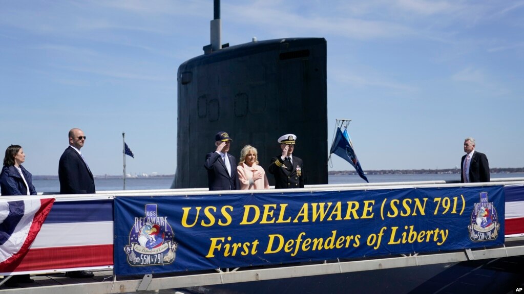 美国总统拜登和第一夫人将“特拉华”号攻击核潜艇入列服役（2022年4月2日）(photo:VOA)