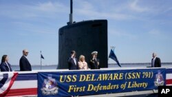 2일 미국 델라웨어주 윌밍턴항에서 열린 공격형 핵잠수함 '델라웨어'함 취역식 도중 조 바이든(가운데 왼쪽부터) 대통령과 부인 질 여사, 매슈 홀턴 함장이 국기에 경례하고 있다. 