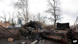 러시아와 우크라이나군 교전 도중 파괴된 전차가 지난달 27일 우크라이나 수도 크이우(러시아명 키예프) 외곽에 방치돼 있다. (자료사진)