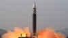 Imagen tomada el 24 de marzo de 2022 y publicada por la Agencia Central de Noticias de Corea (KCNA) el 25 de marzo de 2022 muestra el lanzamiento de prueba de lo que los medios estatales informan de un nuevo tipo de misil balístico intercontinental (ICBM).