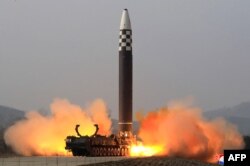 Uji peluncuran apa yang disebut media pemerintah sebagai rudal balistik antar benua (ICBM) tipe baru. (Foto: AFP)