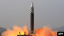 تصویری از لحظه پرتاب موشک بالستیک قاره‌پیمای کره شمالی که توسط دولت این کشور منتشر شده است. ۲۴ مارس ٢٠٢٢