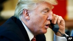 ARHIVA: Predsjednik Donald Trump razgovara telefonom u Ovalnoj kancelariji Bijele kuće.