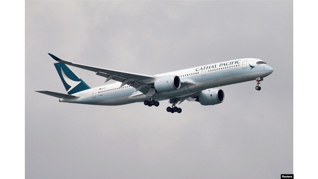 Pesawat penumpang milik maskapai Penerbangan Cathay Pacific Airways Airbus A350-900 bersiap mendarat di bandara Internasional Changi di Singapure, 10 Juni 2018. (REUTERS/Tim Chong)