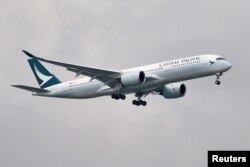 Pesawat penumpang milik maskapai Penerbangan Cathay Pacific Airways Airbus A350-900 bersiap mendarat di bandara Internasional Changi di Singapure, 10 Juni 2018. (REUTERS/Tim Chong)