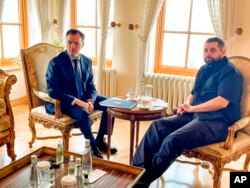 Kepala delegasi Rusia Vladimir Medinsky (kiri) dan kepala delegasi Ukraina Davyd Arakhamia dalam perundingan di Istana Dolmabahce, Istanbul (29/3).