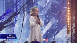 Amelia 7-vjeçare nga Kievi përdor famën e saj për të ndihmuar Ukrainën