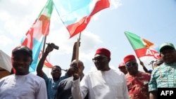 Des membres du All Progressives Congress (APC) arrivent à un rassemblement électoral avant les prochaines élections au poste de gouverneur du 6 novembre à Akwa, dans l'État d'Anambra, dans le sud-est du Nigéria, le 4 novembre 2021. (Photo AFP PIUS UTOMI E