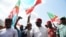 Des membres du All Progressives Congress (APC) arrivent à un rassemblement électoral avant les prochaines élections au poste de gouverneur du 6 novembre à Akwa, dans l'État d'Anambra, dans le sud-est du Nigéria, le 4 novembre 2021. (Photo AFP PIUS UTOMI E