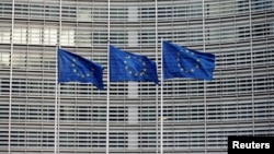 Zastave Evropske unije ispred sjedišta u Briselu (Foto: Reuters/Francois Lenoir)