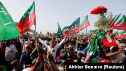 Pendukung PM Pakistan Imran Khan, ketua partai politik Tehreek-e-Insaf (PTI), di Pakistan 27 Maret 2022. (Foto: REUTERS/Akhtar Soomro)