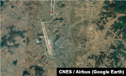 순안공항과 신리 미사일 지원시설 일대를 촬영한 위성사진. 1. 신리 미사일 지원시설 2. 지난 24일 발사가 이뤄진 지점 3.민간용 순안공항 4.군용 북부 활주로 자료=CNES, Airbus / Google Earth