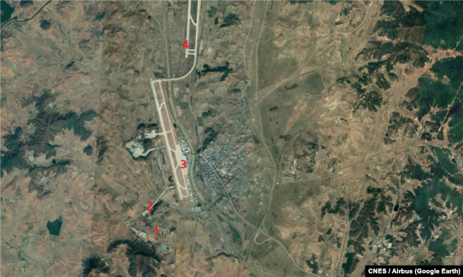순안공항과 신리 미사일 지원시설 일대를 촬영한 위성사진. 1. 신리 미사일 지원시설 2. 지난 24일 발사가 이뤄진 지점 3.민간용 순안공항 4.군용 북부 활주로 자료=CNES, Airbus / Google Earth