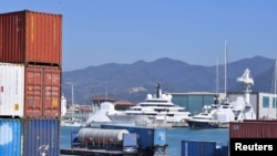 «Шахерезада», одна из самых больших и дорогих яхт в мире, в гавани небольшого итальянского городка Марина-ди-Каррара. 23 марта 2022 года.