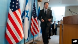 토니 블링컨 미 국무장관이 27일 이스라엘 예루살렘에서 기자회견장에 들어서고 있다. 