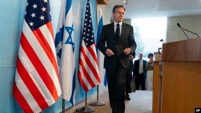 El secretario de Estado de los Estados Unidos, Antony Blinken, y el ministro de Relaciones Exteriores de Israel, Yair Lapid, llegan para asistir a una conferencia de prensa, el 27 de marzo de 2022, en el Ministerio de Relaciones Exteriores de Israel en Jerusalén.