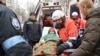 Una anciana es trasladada en una ambulancia después de ser evacuada de la ciudad de Irpin, en las afueras de Kiev, la capital ucraniana, el 1 de abril de 2022. [Foto de Sergei SUPINSKY / AFP]