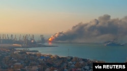 우크라이나 베르단스크항에 정박해 있던 선박에서 24일 연기가 치솟고 있다. 우크라이나 국방부는 이 선박이 러시아 함정이라고 밝혔다. (우크라이나 국방부 동영상 캡쳐)