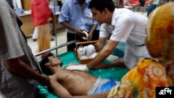 ঢাকার একটি হাসপাতালে ডাইরিয়ার রোগীর চিকিৎসা করছেন চিকিৎসক। (ফাইল ফটো- এপি) 