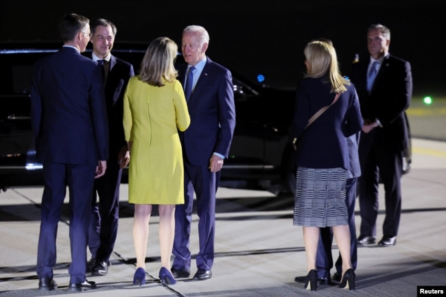 Başkan Biden'ı Brüksel'de Belçika Başbakanı Alexander de Croo ve ABD'nin NATO Daimi Temsilcisi Julianne Smith karşıladı
