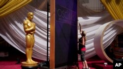 Подготовка к 94-й церемонии вручения премии "Оскар" возле театра "Долби", 26 марта 2022 года, в Лос-Анджелесе. (AP Photo/Джон Лочер)
