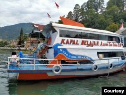 Kapal belajar Alusi Tao Toba saat berlabuh di daerah Parapat, Simalungun. (Foto: Alusi Tao Toba)