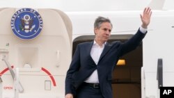 U.S. Secretary of State Antony Blinken waves as he boards his plane in Warsaw, Poland, March 26, 2022, departing for Israel. 