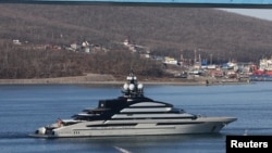 Superyacht Nord, dilaporkan dimiliki oleh oligarki Rusia Alexei Mordashov, tiba di pelabuhan timur jauh Vladivostok, Rusia, 31 Maret 2022. (Foto: Reuters)