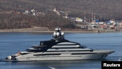 Le superyacht Nord, qui appartiendrait à l'oligarque russe sanctionné Alexei Mordashov, arrive dans le port extrême-oriental de Vladivostok, en Russie, le 31 mars 2022.