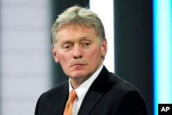 Juru bicara Kremlin Dmitry Peskov berbicara kepada wartawan sebelum konferensi pers tahunan Presiden Rusia Vladimir Putin di Moskow, Rusia, Kamis, 23 Desember 2021. (Foto: AP)