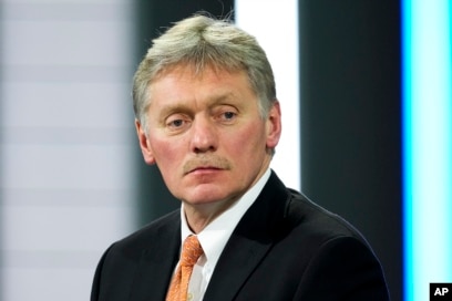 Juru bicara Kremlin Dmitry Peskov berbicara kepada wartawan sebelum konferensi pers tahunan Presiden Rusia Vladimir Putin di Moskow, Rusia, Kamis, 23 Desember 2021. (Foto: AP)