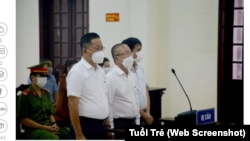 Từ trái sang: cựu nhà báo Phan Bùi Bảo Thy, doanh nhân Lê Anh Dũng và cựu công an Nguyễn Huy tại TAND tỉnh Quảng Trị vào ngày 30/3/2022.
