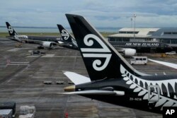 Pesawat penumpang Air New Zealand diparkir di landasan di Bandara Internasional Auckland di Auckland, Selandia Baru, Rabu, 23 Maret 2022. (AP/Mark Baker, File)