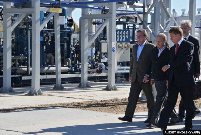 Vladimir Putin, CEO Gazprom Alexei Miller dan mantan kanselir Jerman Gerhard Schroeder di luar Vyborg, 6 September, 2011. (Foto: AFP)