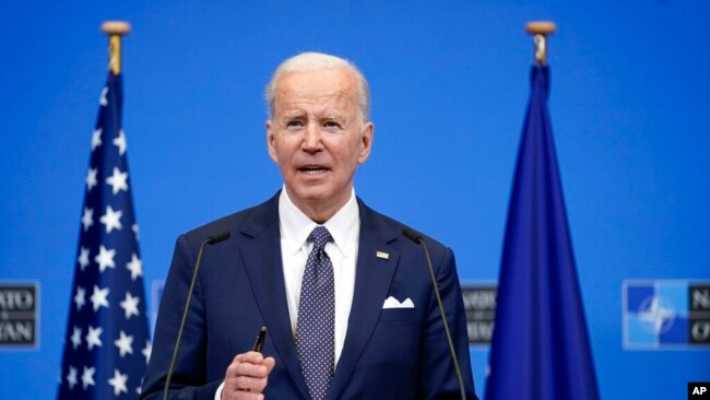 El presidente de EE. UU., Joe Biden, habla en una conferencia de prensa en la sede de la OTAN, en Bruselas, el jueves, 24 de marzo de 2022.