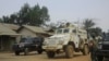 ARCHIVES - Des soldats des Forces armées de la République démocratique du Congo et des Casques bleus de la MONUSCO sur la route Beni-Komanda, le 19 mars 2022.