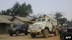 ARCHIVES - Des soldats des Forces armées de la République démocratique du Congo et des Casques bleus de la MONUSCO sur la route Beni-Komanda, le 19 mars 2022.