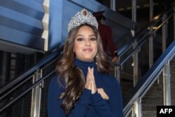 Miss Universe Harnaaz Sandhu di Empire State Building pada 12 Januari 2022 di New York City. (Foto: AFP)