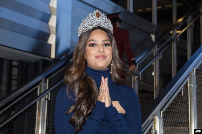 Miss Universe Harnaaz Sandhu di Empire State Building pada 12 Januari 2022 di New York City. (Foto: AFP)