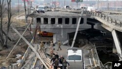 Уништен мост во близина на Киев.