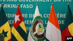 Le drapeau de la CEDEAO avec les drapeaux des pays membres lors d'un sommet à Accra au Ghana, le 3 février 2022. (Photo AFP/Nipah Dennis)